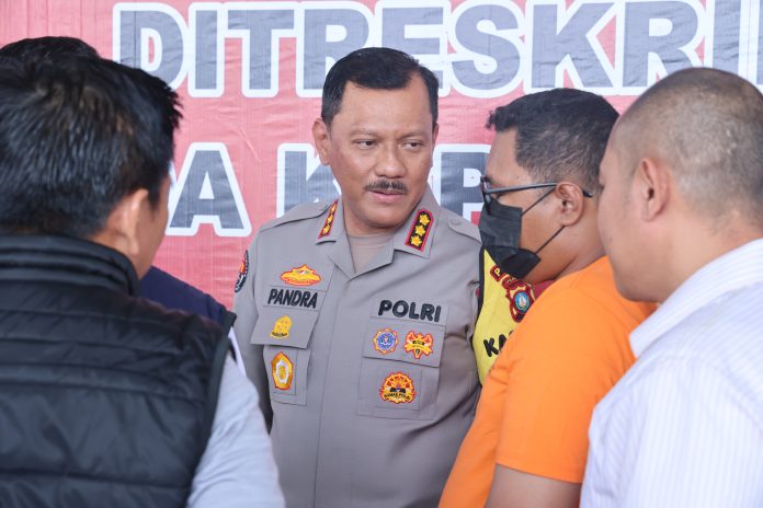 Kabidhumas Polda Kepri Kombes. Pol. Zahwani Pandra Arsyad didampingi Dirreskrimsus Polda Kepri Kombes. Pol. Putu Yudha Prawira dalam konferensi pers di Hanggar Cakra Buana Samapta Polda Kepri. Selasa (10/12/2024). F, Polda Kepri