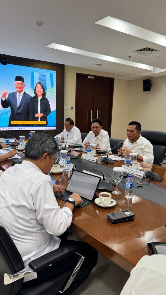 Gubernur Ansar Ahmad, bertemu Wakil Menteri PUPR RI Diana Kusumastuti, membahas sejumlah proyek lanjutan menggunakan dana APBN di Kepulauan Riau, Senin (9/12/2024). F, diskominfo Kepri