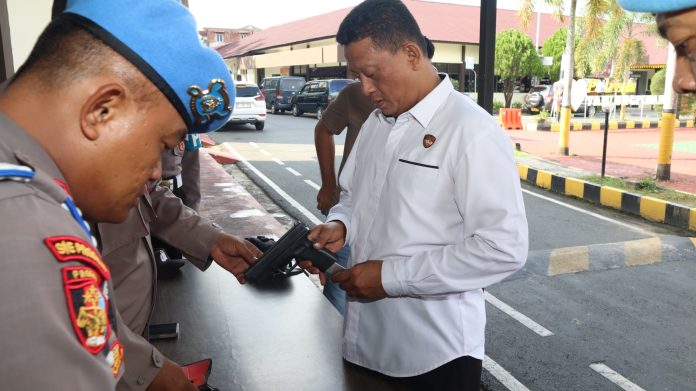 Propam Polresta Tanjungpinang melaksanakan pemeriksaan Senjata Api (senpi) dinas milik personel dan pemeriksaan judi online di Mapolresta Tanjungpinang, Senin (16/12/2024). F, Polresta Tamjungpinang