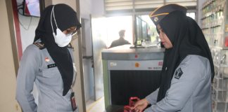 Lapas Kelas IIA Tanjungpinang Tingkatkan Keamanan dengan Penggeledahan Pegawai Secara Rutin Lembaga Pemasyarakatan (Lapas) Kelas IIA Tanjungpinang, melaksanakan penggeledahan badan terhadap pegawai, termasuk pegawai wanita, Senin (16/12). F, Lapas Kelas II A Tanjungpinang