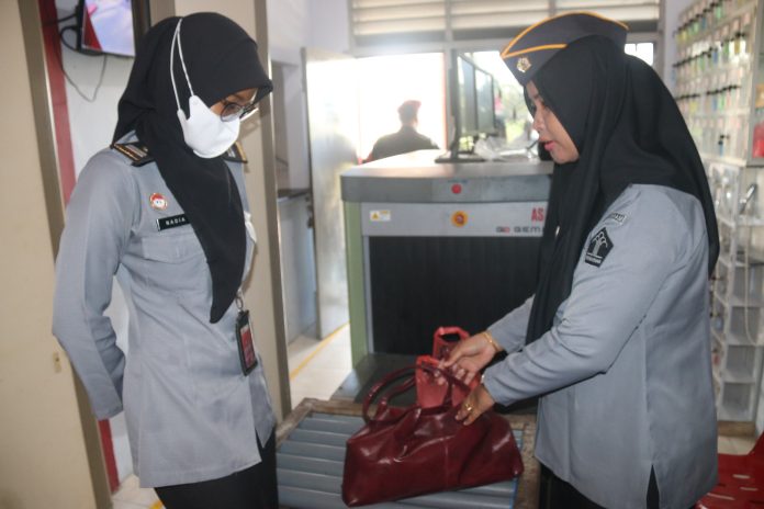 Lembaga Pemasyarakatan (Lapas) Kelas IIA Tanjungpinang, melaksanakan penggeledahan badan terhadap pegawai, termasuk pegawai wanita, Senin (16/12). F, Lapas Kelas II A Tanjungpinang