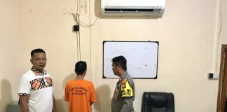 Kembali Beraksi, Residivis Pecatan PNS Kembali Lakukan Pencurian Seorang Residivis Pencurian warga Anambas berinisal A (46) yang merupakan pecatan PNS kembali ditangkap oleh personel Unit Reskrim Polsek Tanjungpinang Kota Polresta Tanjungpinang, Minggu (15/12/2024). F, Polsek Tpi Kota