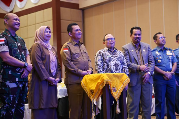 Gubernur Kepulauan Riau Ansar Ahmad, menyerahkan Daftar Isian Pelaksanaan Anggaran (DIPA) dan Buku Daftar Alokasi Transfer ke Daerah (TKD) Tahun Anggaran 2025 untuk lingkup Provinsi Kepulauan Riau di Aula Wan Seri Beni, Dompak, Selasa (17/12), f, diskominfo Kepri