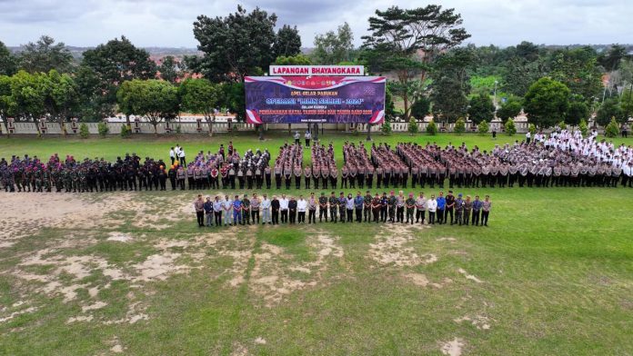 Polda Kepri menggelar apel gelar pasukan operasi Lilin Seligi 2024 dalam rangka pengamanan Natal 2024 dan Tahun Baru 2025, di Lapangan Bhayangkara Mapolda Kepri, Jumat (20/12/24). F, Polda Kepri