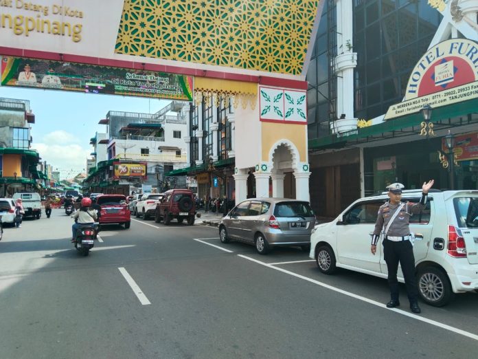 Untuk memastikan keamanan dan kelancaran arus lalu lintas selama Natal dan Tahun Baru, Satlantas Polresta Tanjungpinang menggelar pengamanan dan pengaturan lalu lintas. F, Polresta Tanjungpinang