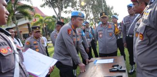 Wakapolda Kepri Brigjen. Pol. Asep Safrudin Pimpin Pemeriksaan Senjata Api Dinas di Mapolda Kepri Wakapolda Kepri Brigjen. Pol. Asep Safrudin, melaksanakan pemeriksaan senjata api (senpi) dinas yang digunakan oleh personel kepolisian yang terlibat langsung dalam tugas operasional di lapangan di Mapolda Kepri, Senin (23/12/2024). F, Polda Kepri