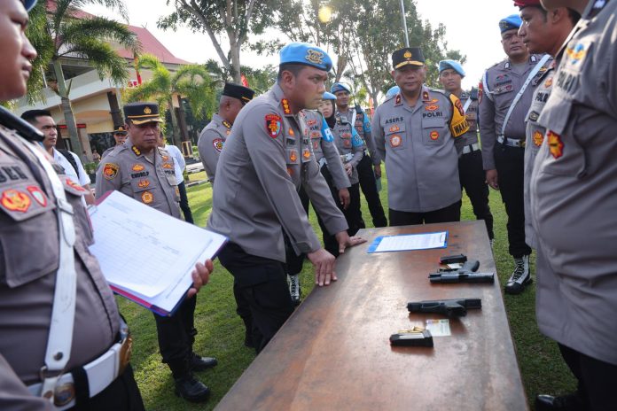 Wakapolda Kepri Brigjen. Pol. Asep Safrudin, melaksanakan pemeriksaan senjata api (senpi) dinas yang digunakan oleh personel kepolisian yang terlibat langsung dalam tugas operasional di lapangan di Mapolda Kepri, Senin (23/12/2024). F, Polda Kepri