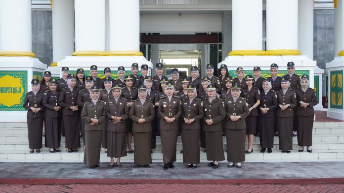 Kejaksaan Tinggi Kepulauan Riau (Kejati Kepri) menggelar Upacara Peringatan Hari Ibu Ke-96 Tahun 2024 di Lapangan Kantor Kejati Kepri, Senin (23/12/2024). F, Kejati Kepri