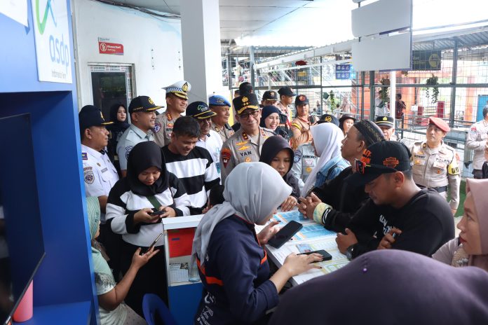 Kapolda Kepri Irjen. Pol. Drs. Yan Fitri Halimansyah, melaksanakan giat pemantauan dan koordinasi di sejumlah Pos Terpadu wilayah hukum Polresta Barelang, khususnya di Pelabuhan Domestik Telaga Punggur dan Pelabuhan Internasional Batam Center, Selasa (24/12/2024). F, Polda Kepri