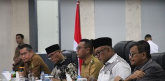 Silaturahmi Bersama Wali Kota dan Wakil Wali Kota Terpilih, Komitmen Bersama Menuju Tanjungpinang Lebih Baik Pemerintah Kota Tanjungpinang menggelar acara Silaturahmi bersama Wali kota dan Wakil Wali kota terpilih, Lis Darmansyah dan Raja Ariza, bertempat di Aula Sultan Sulaiman Badrul Alamsyah lantai 3 Kantor Wali Kota Tanjungpinang, Selasa (24/12/2024). F, Pemko Tanjungpinang