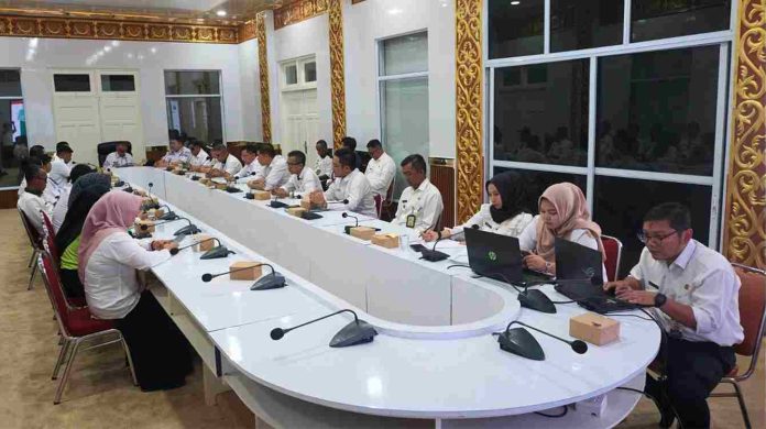 Pemerintah Kota (Pemko) Tanjungpinang menggelar Rapat Tim Pembahasan Rancangan Peraturan Wali Kota (Perwako) tentang Tapal Batas Wilayah Kecamatan dan Kelurahan di Ruang Rapat Lantai 2 Kantor Wali Kota Tanjungpinang, Rabu (04/12/2024). F, Pemko Tanjungpinang