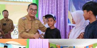 Wali Kota Terpilih Ikut Serahkan Seragam Gratis untuk SD dan SMP Pemko Tanjungpinang menyerahkan secara simbolis seragam sekolah kepada siswa SD dan SMP Negeri serta Swasta di SMP Negeri 1 Tanjungpinang, Kepulauan Riau, Selasa (24/12/2024). F, Pemkot Tanjungpinang