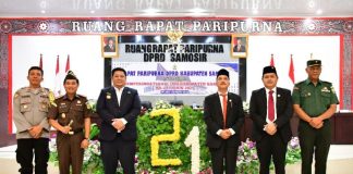 Peringatan 21 Tahun Kabupaten Samosir: Terus Maju dan Bersatu Membangun Bupati Samosir, Vandico Gultom mengucapkan terima kasih kepada seluruh elemen masyarakat, termasuk swasta, lembaga pemerintah, masyarakat perantau, dan DPRD, atas dukungan dan kerjasama yang telah diberikan untuk pembangunan Samosir. F, Pemkab Samosir