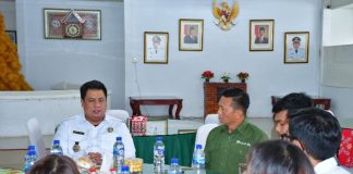 Bupati Samosir Terima Audiensi Kepala KPw BI Sibolga Bahas Pengembangan Pariwisata dan UMKM Bupati Samosir Vandiko Timotius Gultom, ST, menerima audiensi dari Kepala Kantor Perwakilan Bank Indonesia (KPw BI) Sibolga, Riza Putera, beserta rombongan di Rumah Dinas Bupati Samosir, pada Selasa (14/1). F, diskominfo Samosir