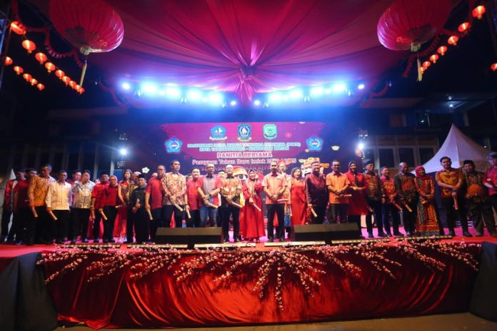 Suasana penuh semangat kebersamaan dan keberagaman menyelimuti perayaan Imlek 2576 di Tanjungpinang. Kapolda Kepri, Irjen. Pol. Drs. Yan Fitri Halimansyah, turut hadir dalam acara penyambutan Tahun Baru Imlek 2025 yang digelar secara virtual di depan Vihara Bahtera Sasana, Rabu (29/1/2025) F,Polda Kepri