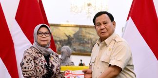 Presiden Prabowo Terima IHPS I 2024 dari BPK Presiden Prabowo Subianto menerima Ikhtisar Hasil Pemeriksaan Semester (IHPS) I Tahun 2024 dari Ketua Badan Pemeriksa Keuangan (BPK) RI, Isma Yatun, di Istana Merdeka, Jakarta, Kamis (02/01/2025). (Foto: BPMI Setpres/Muchlis Jr)