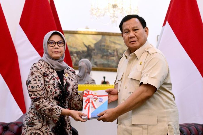 Presiden Prabowo Subianto menerima Ikhtisar Hasil Pemeriksaan Semester (IHPS) I Tahun 2024 dari Ketua Badan Pemeriksa Keuangan (BPK) RI, Isma Yatun, di Istana Merdeka, Jakarta, Kamis (02/01/2025). (Foto: BPMI Setpres/Muchlis Jr)