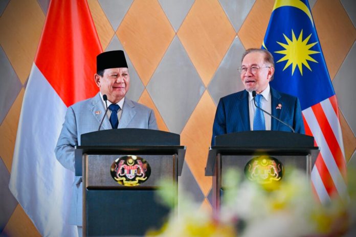 Presiden Republik Indonesia, Prabowo Subianto, melakukan pertemuan dengan Perdana Menteri Malaysia, Anwar Ibrahim, di Menara Kembar Petronas, Kuala Lumpur, Senin (27/01/2025). (Foto: BPMI Setpres)