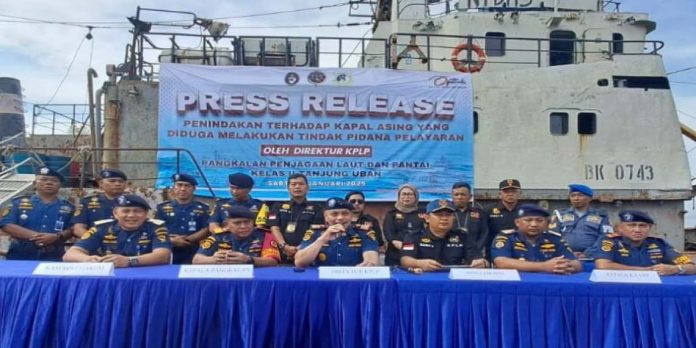 Petugas Kesatuan Penjagaan Laut dan Pantai (KPLP) Tanjung Uban berhasil mengamankan sebuah kapal asing berbendera Vanuatu di perairan Berakit, Kabupaten Bintan. Hal itu disampaikan dalam konferensi pers Sabtu (4/1/2025). F, KPLP Tanjunguban