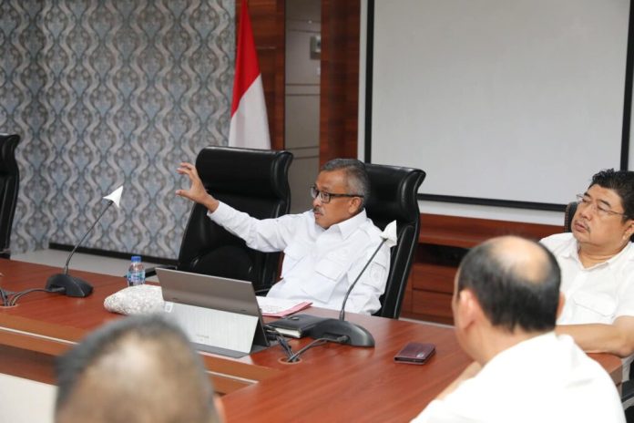 Sekretaris Daerah Kota Batam, Jefridin memimpin rapat koordinasi pengelolaan sampah bersama camat se-Kota Batam, Selasa (7/1/2025). F, Pemko Batam