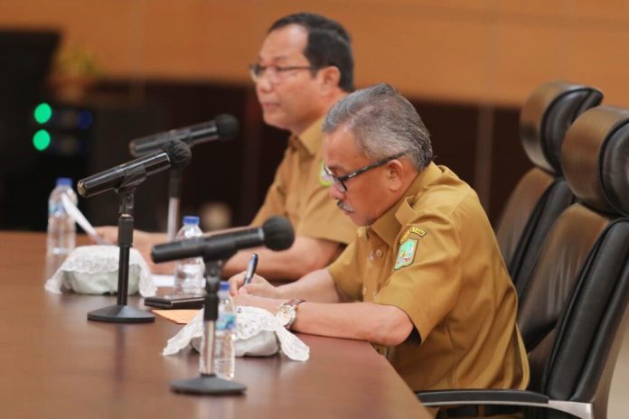 Sekretaris Daerah Kota Batam, Jefridin, yang juga menjabat sebagai Ketua Tim Anggaran Pemerintah Daerah (TAPD) Kota Batam, memimpin Rapat Koordinasi terkait Pelaksanaan Anggaran Pendapatan dan Belanja Daerah (APBD) 2025 dan Pertanggungjawaban APBD 2024, di Kantor Walikota Batam, Senin (6/1/2025). F, Pemko Batam