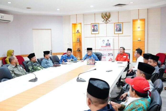 Ketua Bulan Dana Palang Merah Indonesia (PMI) Kota Batam yang juga menjabat sebagai Sekretaris Daerah Kota Batam, Jefridin, menerima donasi sebesar Rp111 juta dari sejumlah organisasi keagamaan di Kota Batam. F, Pemko Batam