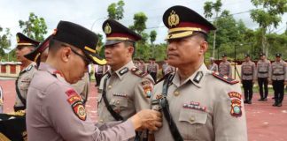 Kasat Binmas Dijabat Iptu Raja Martogi, Kapolsek Binut Dijabat Kompol Nurman Kapolres Bintan AKBP Riky Iswoyo, memimpin upacara serah terima jabatan (sertijab) untuk Kasat Binmas dan Kapolsek Bintan Utara di halaman Mapolres Bintan, Sabtu (4/1/2025). F, Polres Bintan