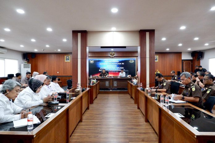 Kejaksaan Agung RI melaksanakan Rapat Koordinasi antara Jaksa Agung Muda Bidang Pengawasan (JAM PENGAWASAN) dengan Komisi Kejaksaan RI di Aula Jaksa Agung Muda Bidang Pengawasan, Jakarta, Senin (6/1/2025). F, Kejagung