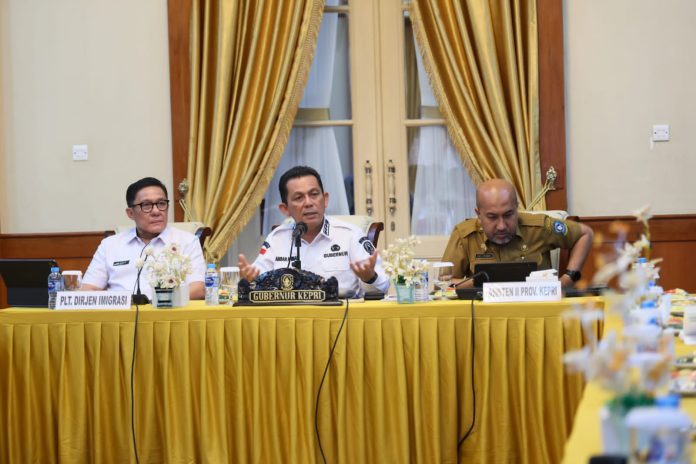 Gubernur Kepulauan Riau H. Ansar Ahmad memimpin rapat koordinasi terkait relaksasi kebijakan visa untuk mendukung peningkatan daya saing sektor pariwisata dan investasi di Provinsi Kepulauan Riau. Rapat berlangsung di Gedung Daerah, Tanjungpinang, Selasa (7/1). F, Diskominfo Kepri