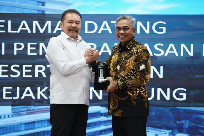 Jaksa Agung RI Burhanuddin menerima kunjungan kehormatan Ketua Komisi Pemberantasan Korupsi (KPK) Komjen Pol. Setyo Budiyanto beserta jajaran Wakil Ketua KPK, di Gedung Utama Kejaksaan Agung, Jakarta, Rabu (8/1/2025). F, kejagung