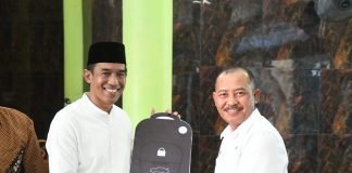 Sekdaprov Kepri Serahkan Hibah Mobil Ambulance Hasil Danas Aspirasi Widiastadi Nugroho ke Yayasan Asy Syuhadaa Bandar Insani Batam Sekdaprov Kepri Adi Prihantara mewakili Gubernur Kepri Ansar Ahmad menyerahkan bantuan hibah mobil ambulance untuk Yayasan Asy Syuhadaa Bandar Insani, Perumahan Tering Raya Melcem, Kota Batam di Masjid Asy Syuhadaa, Rabu (8/1). F, diskominfo Kepri