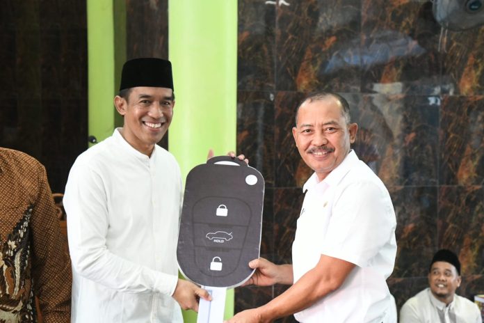 Sekdaprov Kepri Adi Prihantara mewakili Gubernur Kepri Ansar Ahmad menyerahkan bantuan hibah mobil ambulance untuk Yayasan Asy Syuhadaa Bandar Insani, Perumahan Tering Raya Melcem, Kota Batam di Masjid Asy Syuhadaa, Rabu (8/1). F, diskominfo Kepri