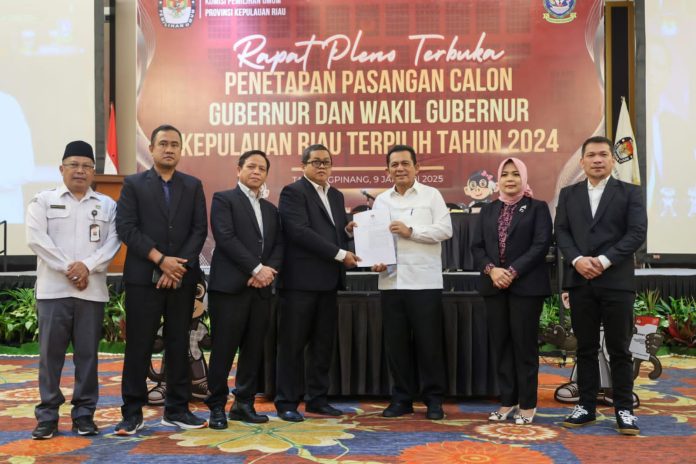 KPU Provinsi Kepulauan Riau resmi menetapkan pasangan calon Ansar Ahmad dan Nyanyang Haris Pratamura sebagai Gubernur dan Wakil Gubernur Kepri terpilih pada Pilkada 2024 berdasarkan hasil Rapat Pleno yang digelar KPU Kepri, di TCC Aston Tanjungpinang, Kamis (9/1). F, diskominfo Kepri