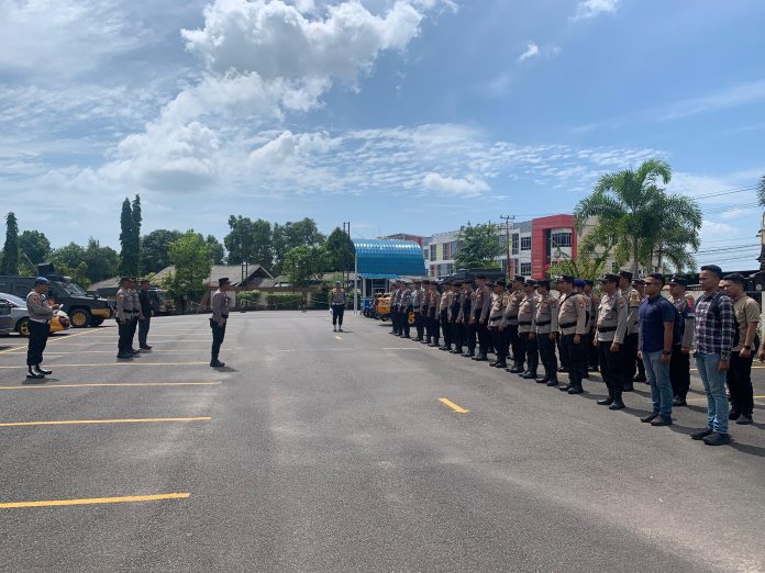 Personel Polresta Tanjungpinang mengamankan berlangsungnya rapat pleno terbuka penetapan pasangan Calon Walikota dan Wakil Walikota Tanjungpinang periode 2025/2030, di Hotel CK Tanjungpinang, Kamis (9/1/2025) f, Polresta Tanjungpinang