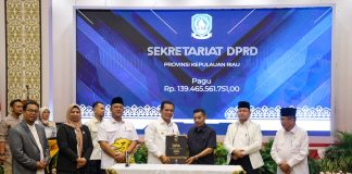 Gubernur Ansar Serahkan DPA T.A. 2025,, Berikut Rinciannya Gubernur Kepulauan Riau Ansar Ahmad menyerahkan Dokumen Pelaksanaan Anggaran (DPA) Tahun Anggaran 2025 kepada para Kepala OPD di lingkungan Pemprov Kepri di Balairung Wan Seri Beni, Dompak, Jumat (10/1).f, diskominfo Kepri