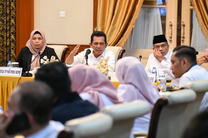 Gubernur Kepulauan Riau H. Ansar Ahmad, memimpin rapat koordinasi terkait pelaksanaan Program Makanan Bergizi Gratis (MBG) di Gedung Daerah, Tanjungpinang, Jumat (10/1). F, diskominfo Kepri