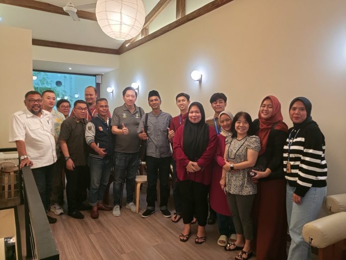 Sapril Sembiring mengajak stakeholder pariwisata Tanjungpinang (Tanjungpinang Tourism Forum) menggelar pertemuan santai di Samanko Roaster Coffee, Jalan Merdeka Tanjungpingan, Jumat (10/1/2025). F, ASITA Tanjungpinang