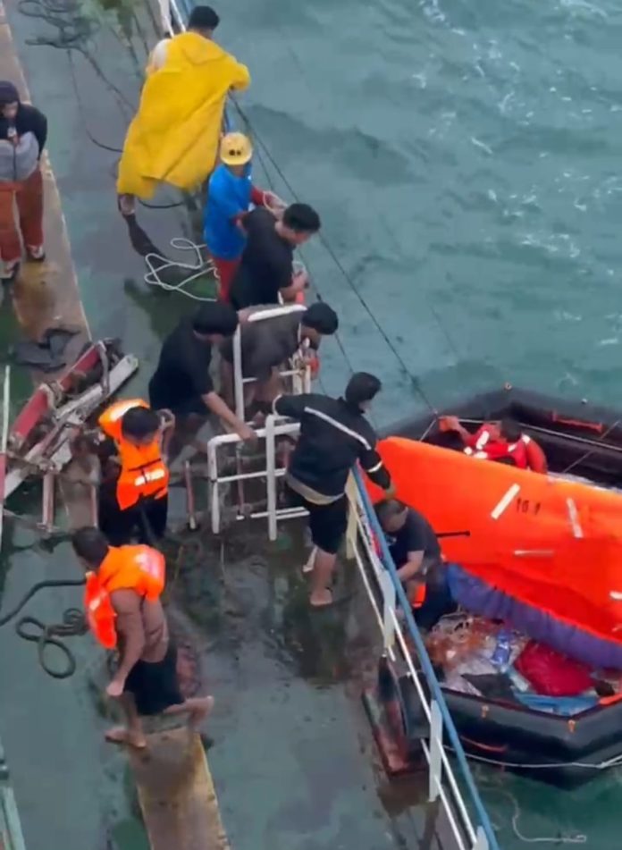 Kapal KN. Tanjung Datu-301 berhasil menyelamatkan Nahkoda dan tiga Anak Buah Kapal (ABK) dari MT Silver Sincere, kapal berbendera Malaysia yang mengalami kebocoran dan miring 15 derajat di sekitaran Karang Singa, Senin (13/1/2025). F,humas Bakamla