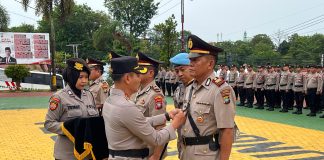 Kapolresta Tanjungpinang Pimpin Sertijab Kabag SDM dan Kapolsek KKP Sri Bintan Pura Kapolresta Tanjungpinang, Kombes Pol Hamam Wahyudi, memimpin upacara serah terima jabatan (Sertijab) di Mapolresta Tanjungpinang pada Senin (13/1/2025). F, Polresta Tanjungpinang