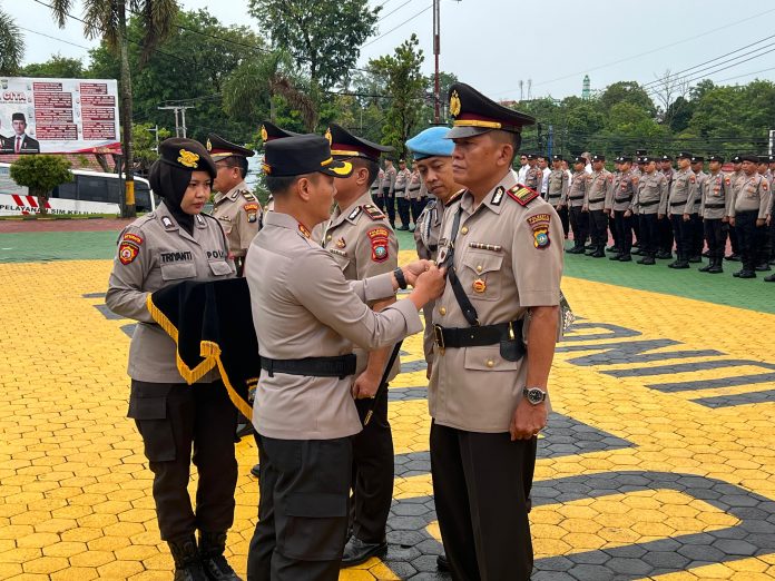 Kapolresta Tanjungpinang, Kombes Pol Hamam Wahyudi, memimpin upacara serah terima jabatan (Sertijab) di Mapolresta Tanjungpinang pada Senin (13/1/2025). F, Polresta Tanjungpinang
