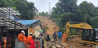 Tinjau Langsung Lokasi Longsor di Tiban Koperasi Batam, Ansar Janjikan Bantuan untuk Korban Gubernur Kepulauan Riau H. Ansar Ahmad didampingi Wakil Walikota Batam Amsakar Achmad mendatangi lokasi longsor di Tiban Koperasi, Sekupang, Batam Senin (13/01). F, diskominfo Kepri