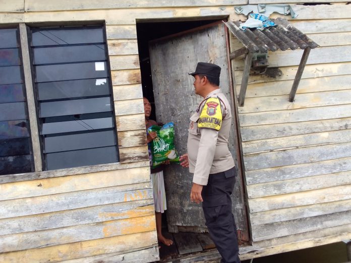 Bhabinkamtibmas Kelurahan Tanjung Unggat, Polsek Bukit Bestari, Polresta Tanjungpinang, Selasa (14/1/2024) memberikan bantuan sosial (bansos) kepada warga di kelurahan Tanjung Unggat, korban banjir rob. F, Polsek Bukit Bestari