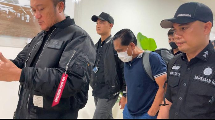 Tim Penyidik dari Jaksa Agung Muda Bidang Tindak Pidana Khusus (JAM PIDSUS) telah menahan RS, seorang oknum Hakim Tinggi pada Pengadilan Tinggi Sumatera Selatan yang juga merupakan mantan Ketua Pengadilan Negeri Surabaya, terkait kasus suap dalam perkara Ronald Tannur, Selasa (14/1/2025) f, Kejagung