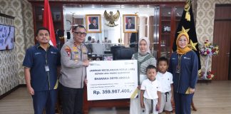 Kapolda Kepri Beri Bantuan Santunan untuk Keluarga Almarhum Bharaka Defri Ardilla Anggota Sat Brimob Polda Kepri Kapolda Kepri Irjen. Pol. Drs. Yan Fitri Halimansyah, menyerahkan santunan kepada keluarga almarhum Bharaka Defri Ardilla, anggota Sat Brimob Polda Kepri yang gugur dalam tugas. Penyerahan dilaksanakan di Ruja Kapolda Kepri Kamis (16/1/2025). F, Polda Kepri
