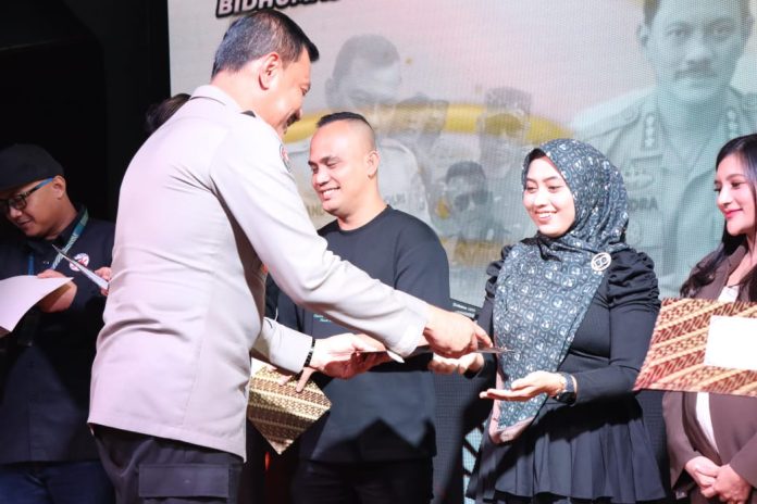 Kabidhumas Polda Kepri menggelar pertemuan dengan sejumlah konten kreator dan influencer Kota Batam, di Meerhouse Resto and Bar Batam, Jumat (17/1/2025). Acara dipimpin Kabidhumas Polda Kepri Kombes. Pol. Zahwani Pandra Arsyad. F, Polda Kepri