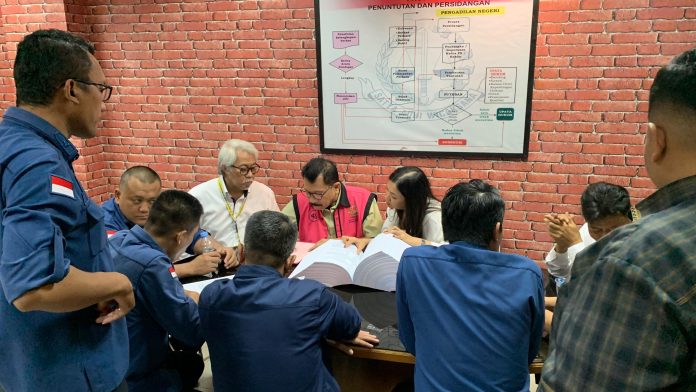 Tim Jaksa Penyidik pada Direktorat Penyidikan Jaksa Agung Muda Bidang Tindak Pidana Khusus (JAM PIDSUS) Kejaksaan Agung telah melaksanakan serah terima tanggung jawab tersangka dan barang bukti (Tahap II) atas Tersangka ZR kepada Jaksa Penuntut Umum pada Kejaksaan Negeri Selatan, Kamis (17/1/2025). F, Kejagung