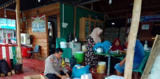 Polisi Bhabin Memasak dan Beri Makanan ke Warga Terdampak Banjir Rob Pondok Baca Presisi Bhabinkamtibmas Tanjung Unggat dijadikan dapur umum sementara oleh Polisi Bhabin Kelurahan Tanjung Unggat, Aiptu Rasmudi. F, Polsek Bukit Bestari
