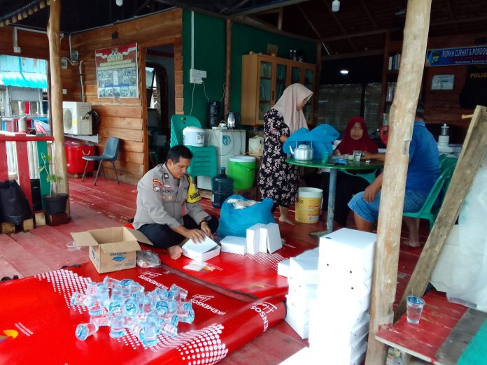 Pondok Baca Presisi Bhabinkamtibmas Tanjung Unggat dijadikan dapur umum sementara oleh Polisi Bhabin Kelurahan Tanjung Unggat, Aiptu Rasmudi. F, Polsek Bukit Bestari
