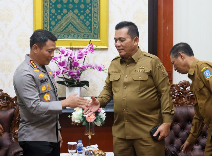 Gubernur Kepulauan Riau, H. Ansar Ahmad, menerima kunjungan silaturahmi dari Ketua Pengadilan Tinggi Kepulauan Riau yang baru, H. Ahmad Shalihin, beserta rombongan, dan Kapolresta Tanjungpinang yang baru, Kombes Pol. Hamam Wahyudi, di Gedung Daerah, Tanjungpinang, Senin (20/2). F, diskominfo Kepri