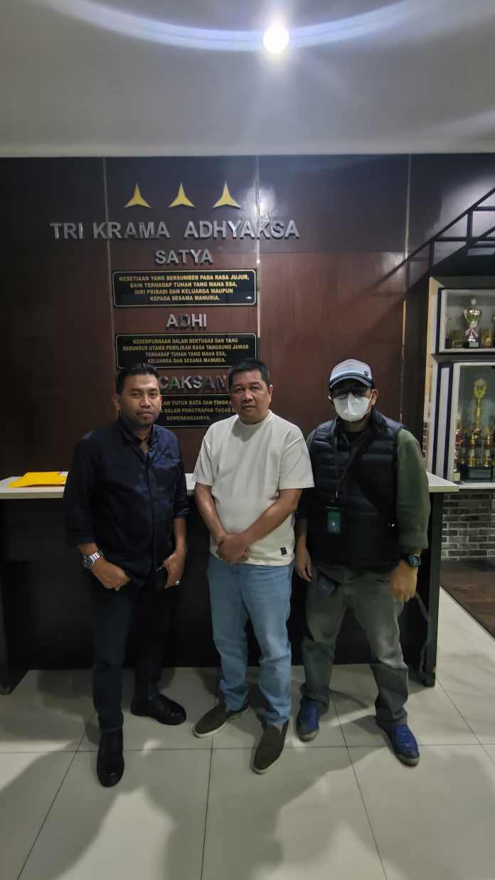 Tim Satgas Intelijen Reformasi dan Inovasi (SIRI) Kejaksaan Agung berhasil mengamankan seorang buronan yang selama ini masuk dalam Daftar Pencarian Orang (DPO) Kejaksaan Tinggi Kalimantan Selatan. F, Kejagung